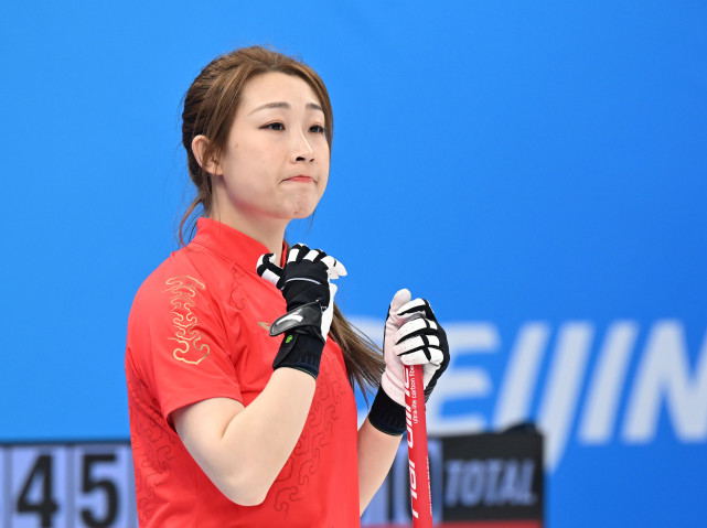 (北京冬奥会)冰壶——女子循环赛:中国队不敌瑞士队(2)
