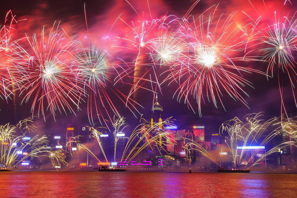 点燃节日的催化剂烟花历经的科技与环保革命