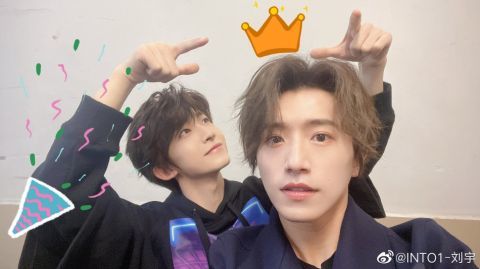 into1成员刘宇卡点为队友伯远庆生晒搞怪合影趣味十足