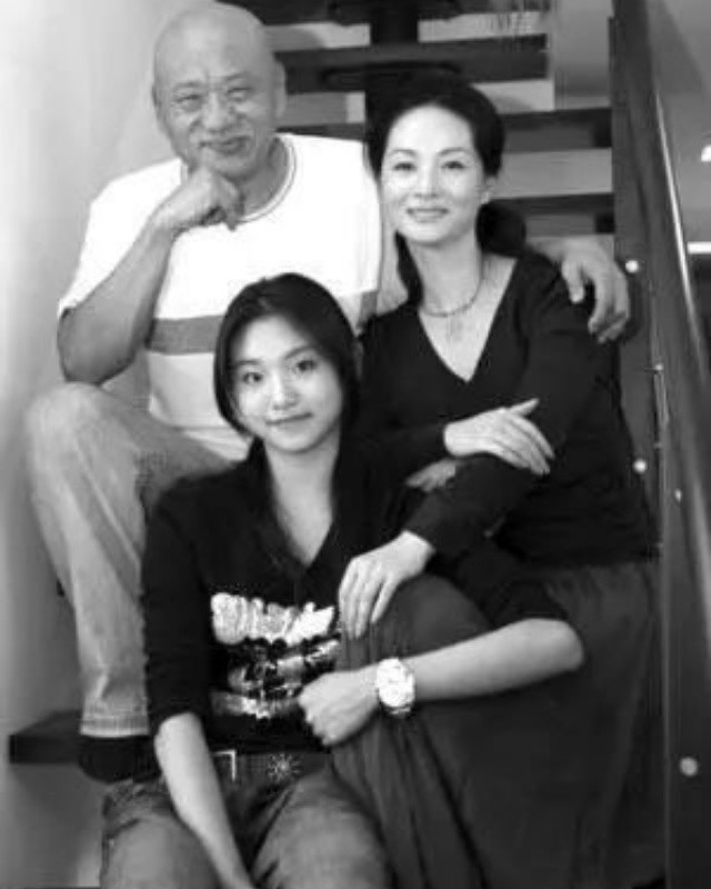 77岁凌峰罕曝近况,晚年定居清迈养老,与小18岁贺顺顺已断联多年