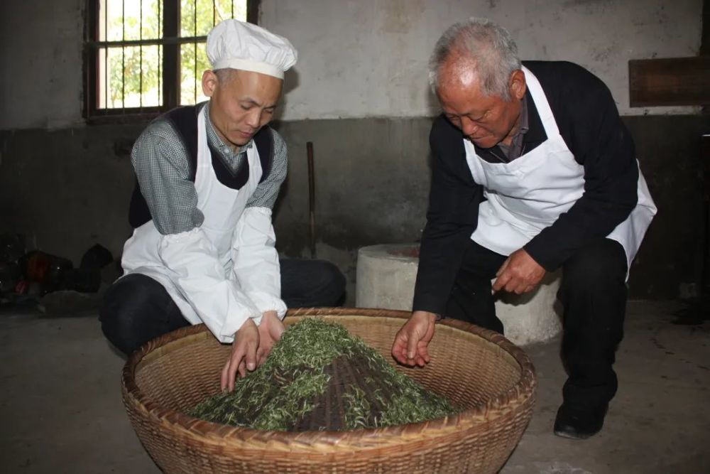 左为潘金土,右为胡招余金华市级非物质文化遗产代表性项目代表性传承