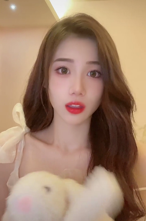 徐杰狂撒狗粮陪长腿气质女友放浪漫烟花还专门为女友学会弹钢琴