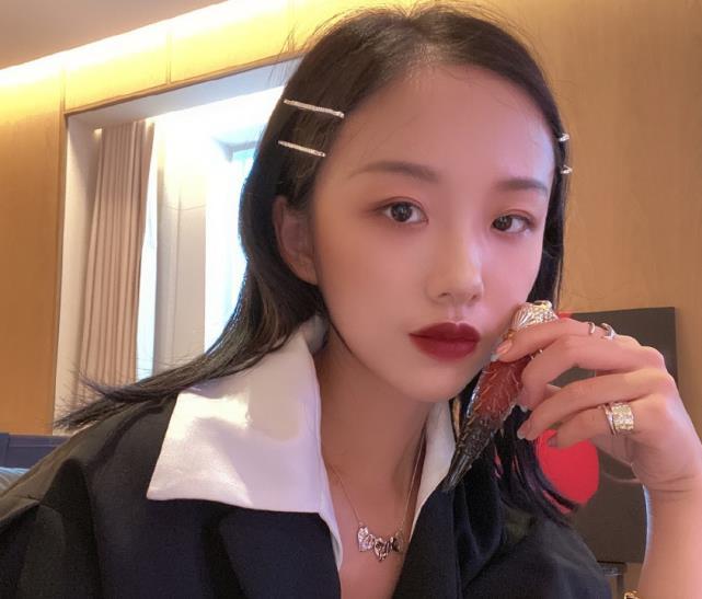 阿沁穿古代贵妃装出镜,却因头发过于油腻,拍出宫女的风格