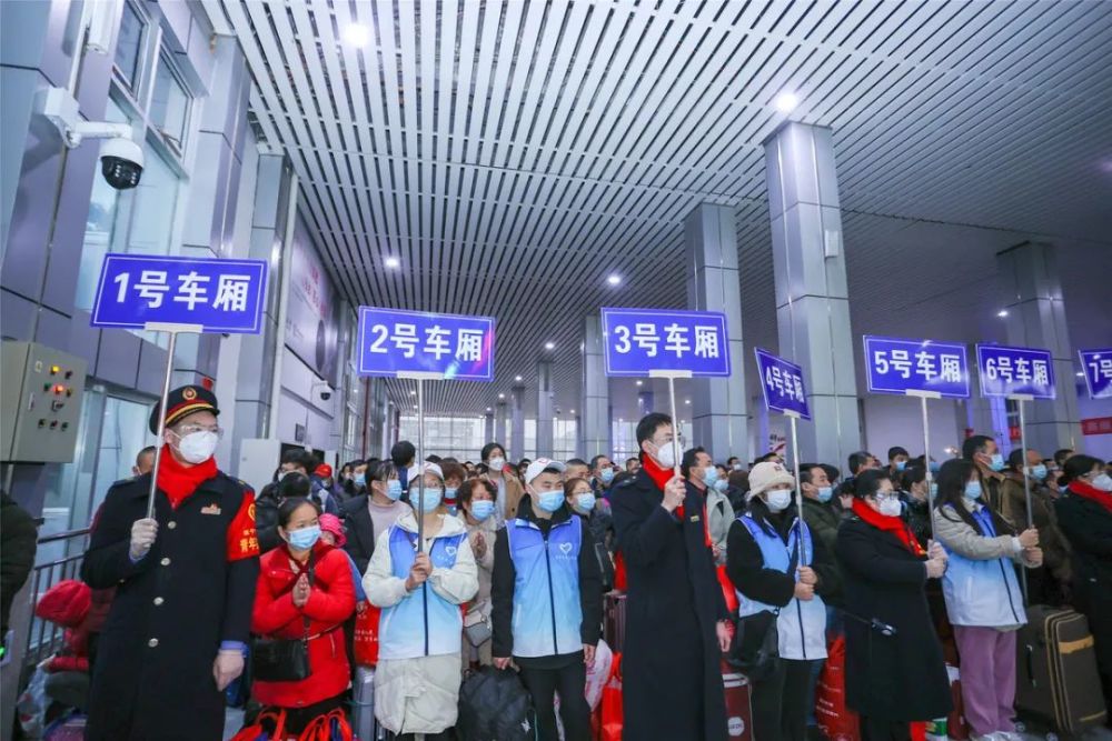 庙村1组的张兵搭乘安居区"春风行动"农民工返岗专车到达遂宁火车站后