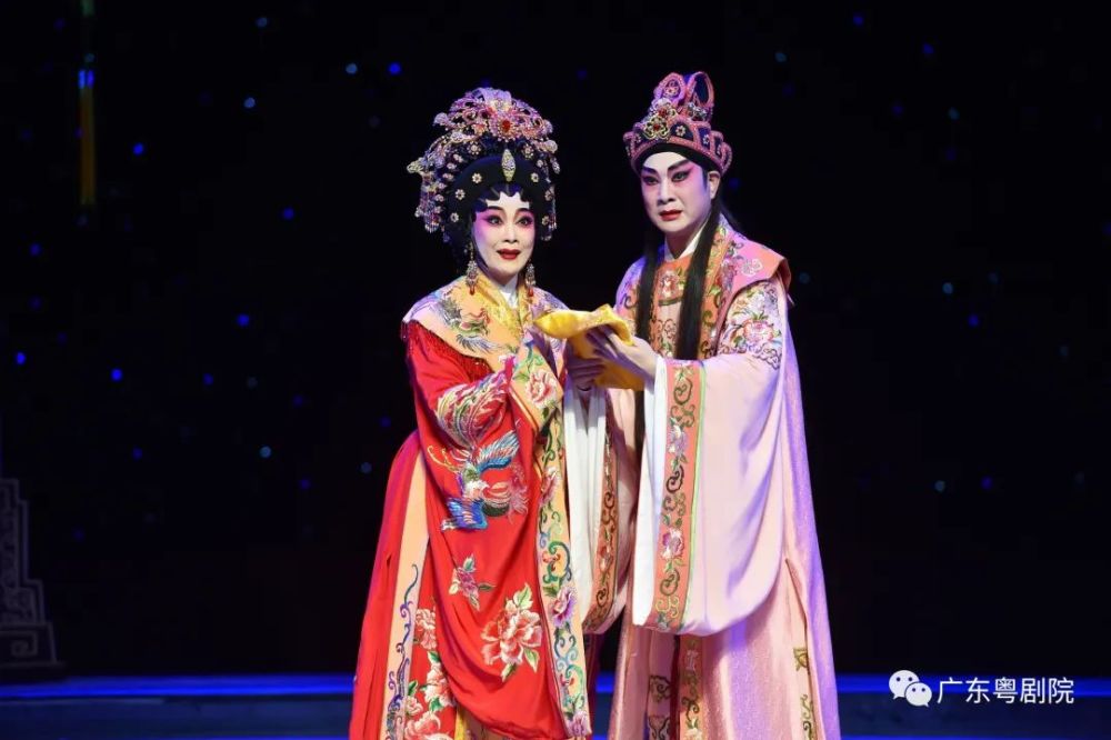 导  演:徐光华剧情简介一番王者穿越时空的对话一场诗意盛丽的粤剧