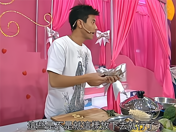 张智霖吐槽梁汉文在厨房就变得乌漆嘛黑是想到美女厨房了吗