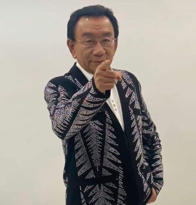 75岁侯耀华近况曝光穿名牌出席商演被当人体支架还不停抿嘴笑