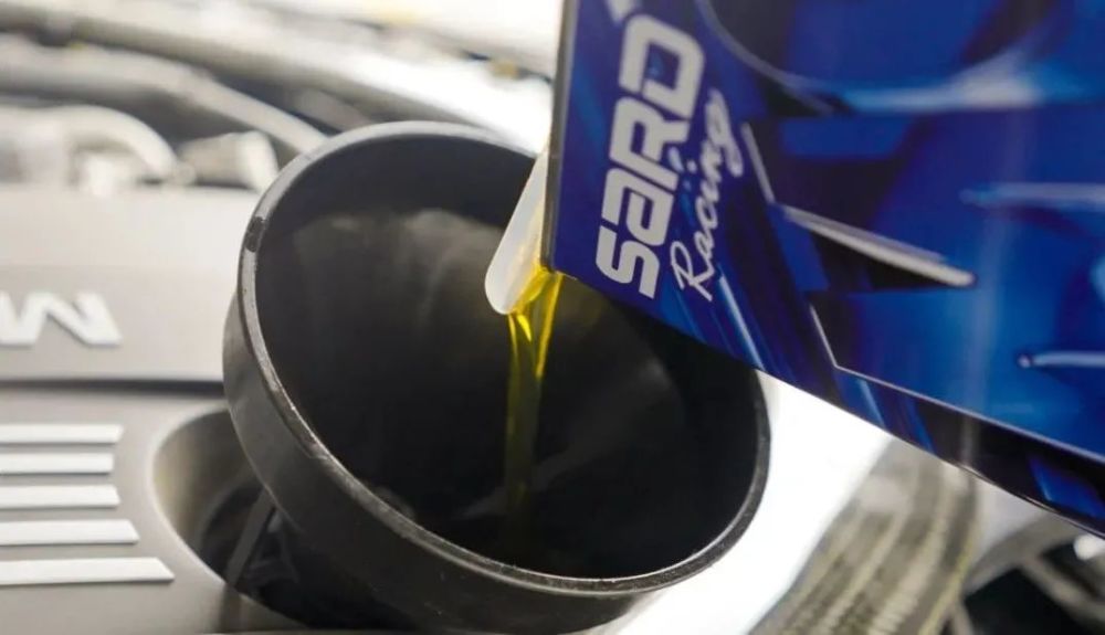 (这就是彭依雯宝马m4上使用的sard lmgt racing系列机油;这款机油采用