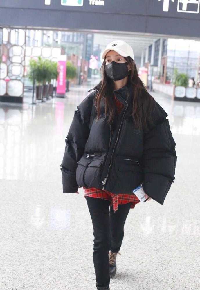 穿羽绒服配露脐装走机场,洋气时髦_腾讯新闻