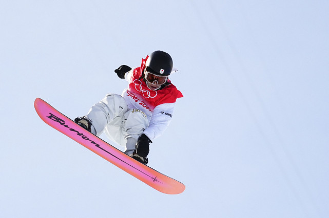 新华全媒北京冬奥会单板滑雪男子u型场地技巧决赛日本选手夺冠
