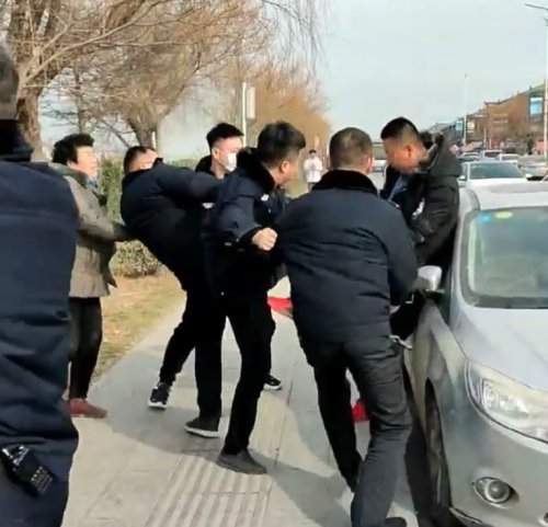 邯郸永年区城管队员被指殴打商贩,当地政府:正在调查