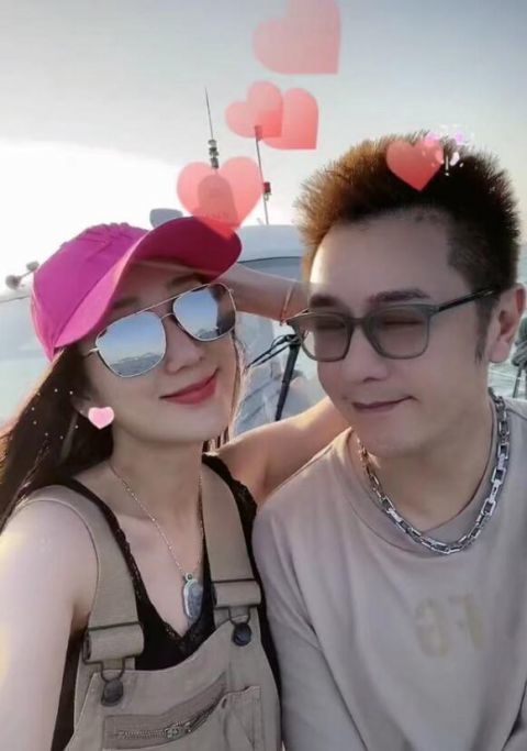 陈浩民蒋丽莎坐游艇度假 夫妻俩亲密自拍超恩爱