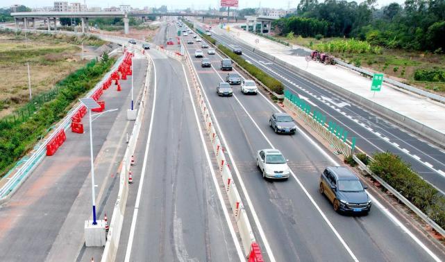 安全宣传 织密"安全网"据了解,茂湛高速现有超过100公里改扩建路段,为