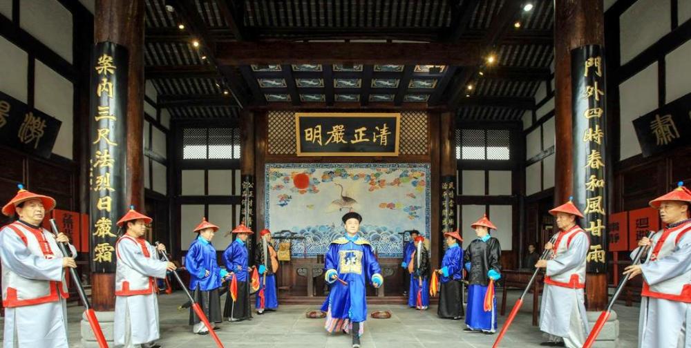 今人扮演的清朝衙役近照首先,押送犯人虽然辛苦,却十分自在.