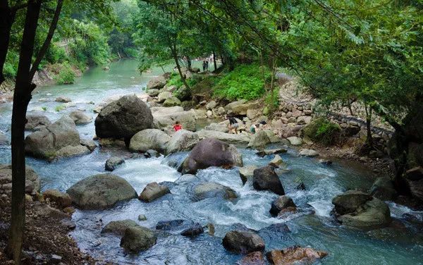 "能出云为海",白石湾山有龙湫,南部有南山白石湾风景区