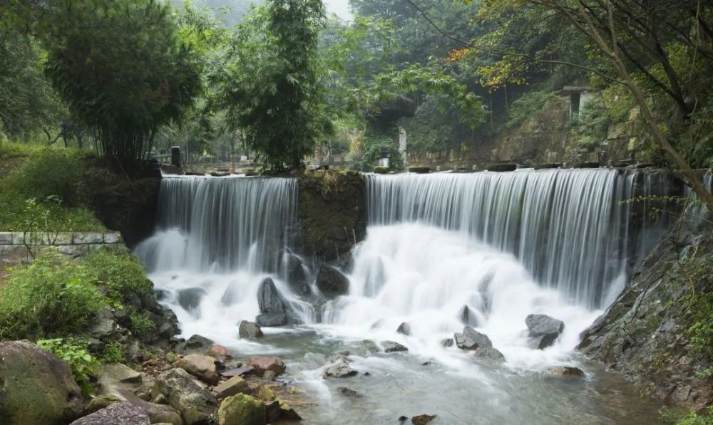 "能出云为海",白石湾山有龙湫,南部有南山白石湾风景区