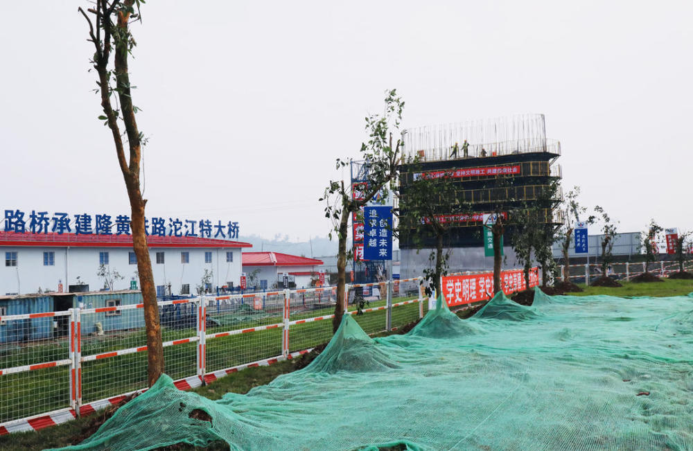 四川泸州加快推进隆黄铁路扩能改造渝昆高铁等重点项目建设