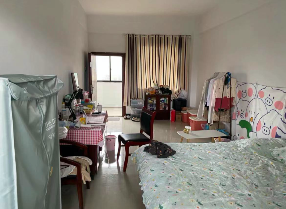 上图是广东某乡镇公务员宿舍,装修布置非常简单,没有什么大件家具