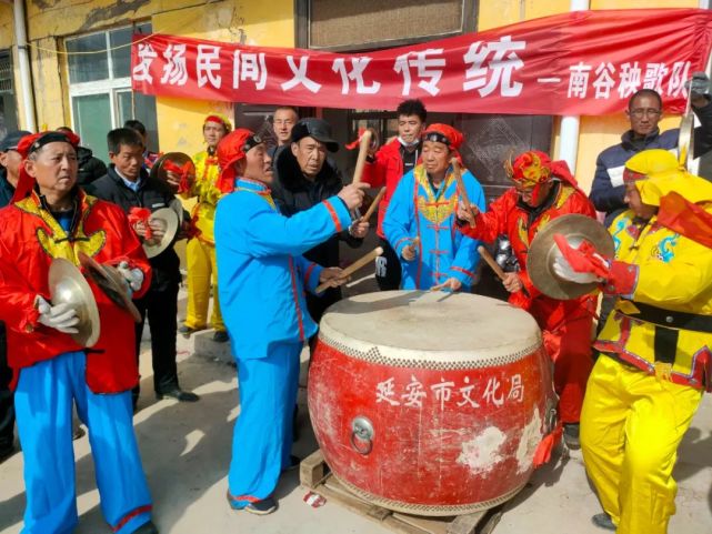 新春走基层洛川太月村南谷组村民正月扭起大秧歌舞出幸福好年景