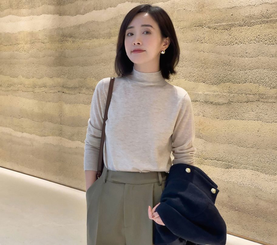 建议过了35岁的女人开春后多穿燕麦色毛衣减龄又显气质