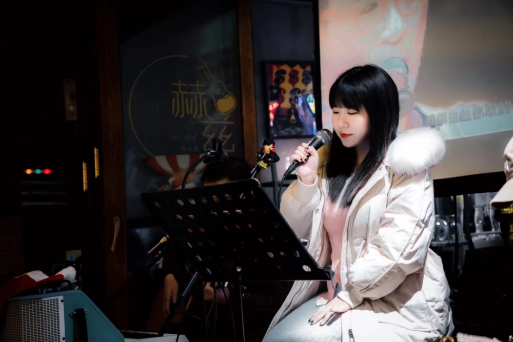 音乐麦田专访预告弹唱歌手青雪从丽江到昙华林唱歌是心的方向