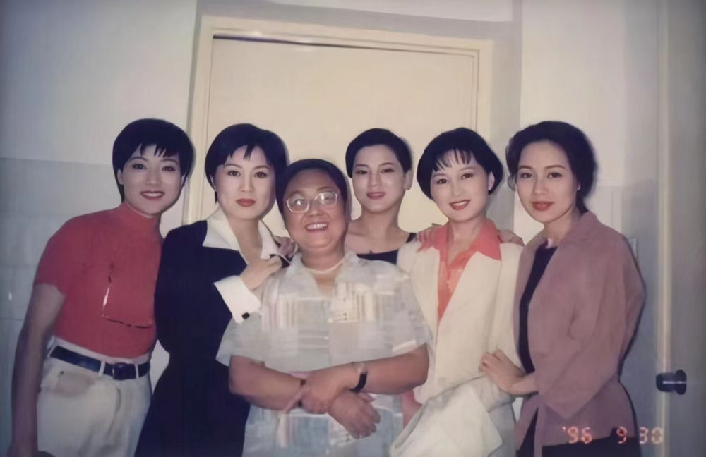 黄梅戏女神聚首59岁吴琼又蹦又跳如少女57岁袁玫素颜似冻龄