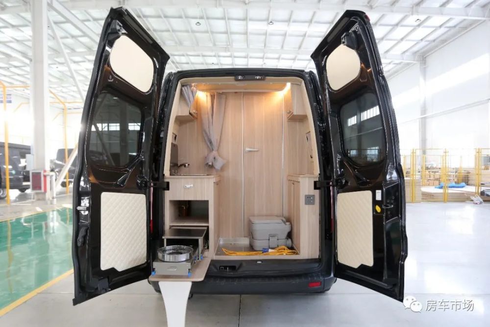 九木房车团购花小钱办大事两款亲民福特房车汽油柴油46座低至228万