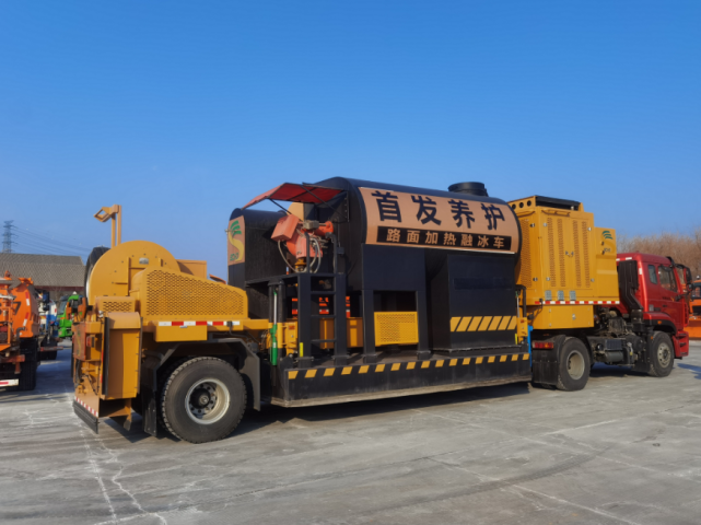 500度以上热风快速化冰京礼高速首用融冰车保道路畅通