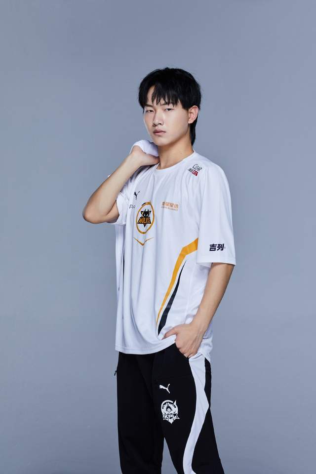 王者荣耀第一人实至名归狼队fly拍时尚大片电竞顶流牌面拉满