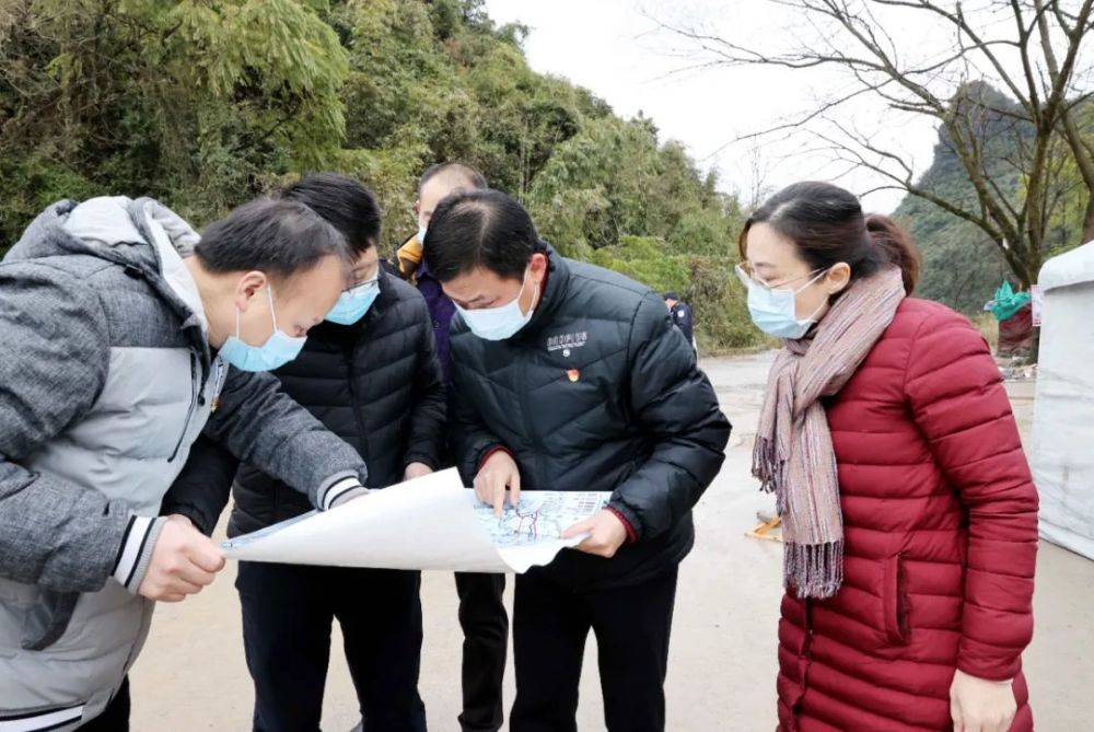 2月11日,在国道357线融安县泗顶镇路段,县委书记陈文敏(左二)检查疫情