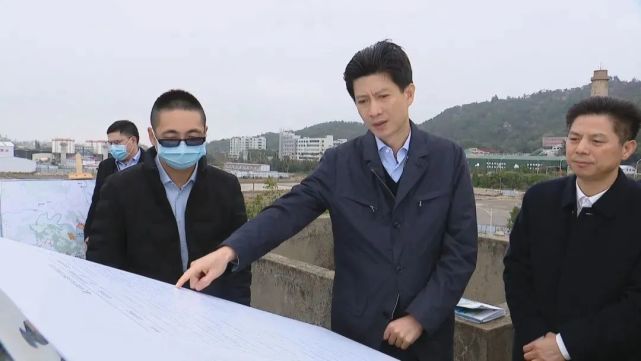 在濠江区风电产业园和潮阳区金浦产业园,温湛滨听取有关园区的规划