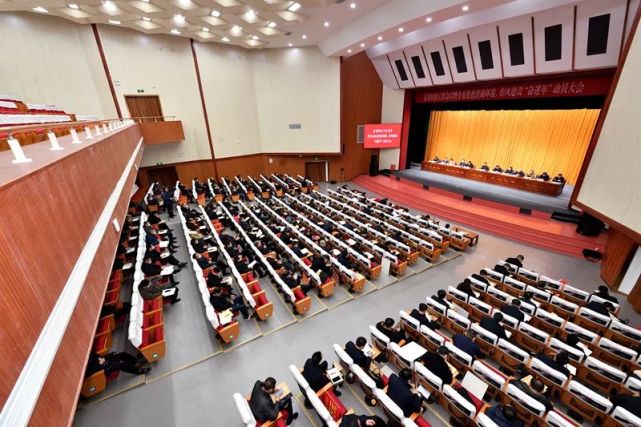 会上,县委副书记,政法委书记张永红传达中央,省委,市委经济工作会议