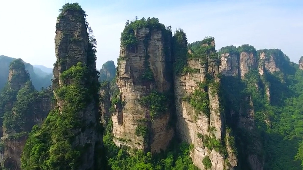 來張家界旅遊觀光的人,無不被武陵源奇特的砂岩峰林地貌和壯麗的