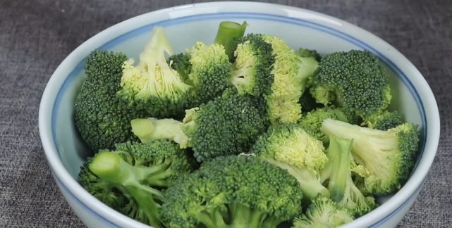 西蘭花這樣做清淡營養上桌好吃又好看刮油解膩有食慾