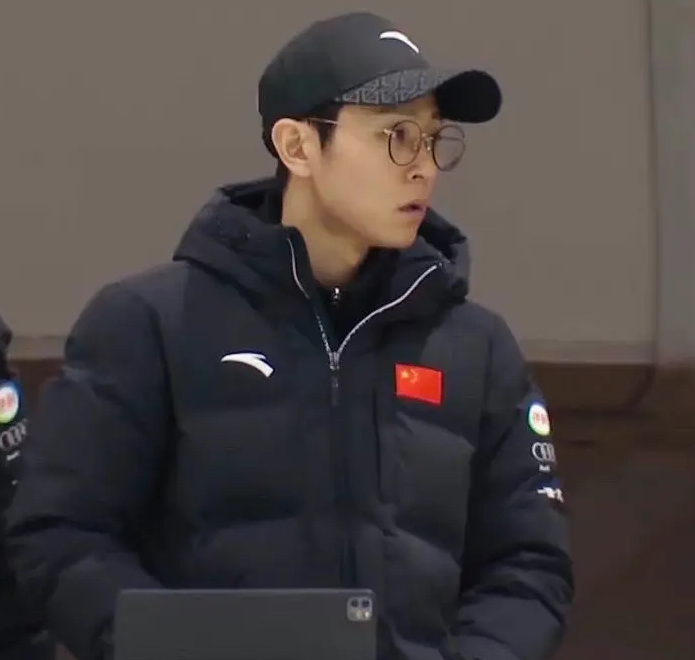 安贤洙帅出新高度,白色羽绒马甲搭短袖清爽有型,网友直呼把眼镜镶脸上