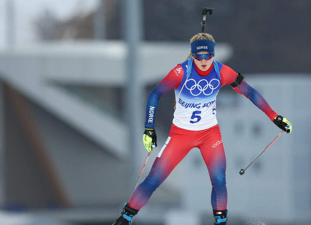 (北京冬奥会)冬季两项——女子75公里短距离比赛:挪威选手夺冠