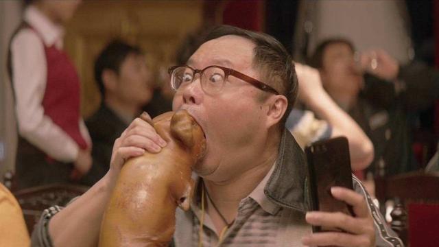 首先表扬一下喜剧人魏翔,从《西虹市首富》里"三口一头猪"的秃顶教练