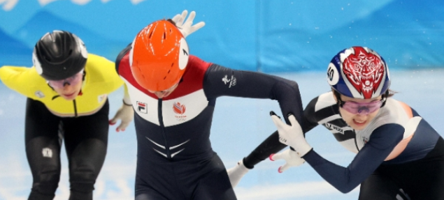韩国短道速滑明显犯规冲线前拉拽对手裁判无视还是没拿金牌