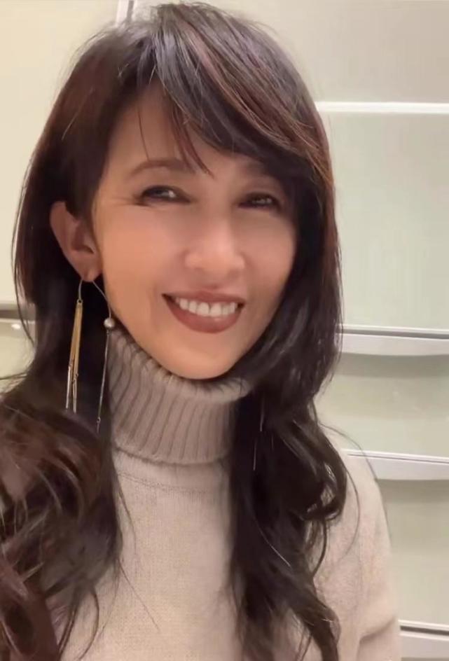 51岁工藤静香经典女神发型妩媚,脸颊消瘦凹陷很真实,宅男白月光