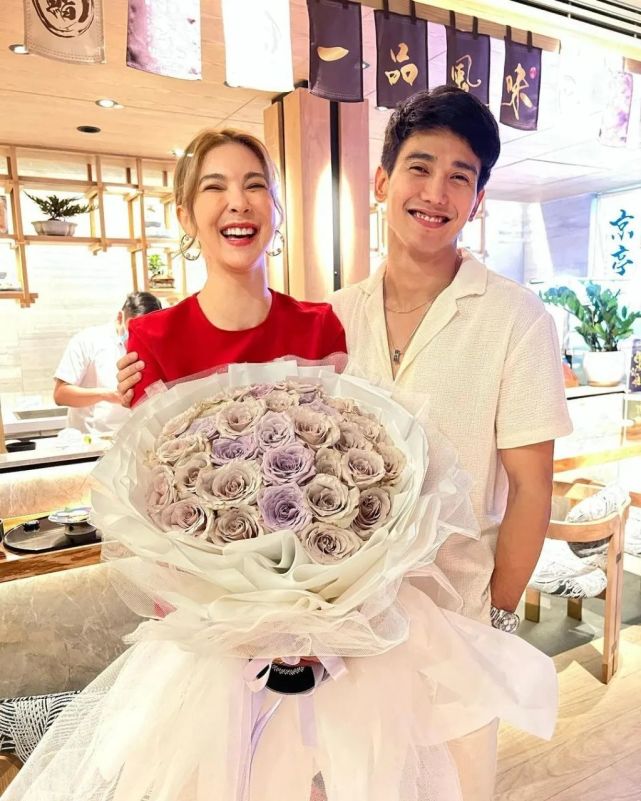 gotjirayu庆祝恋爱9周年送女友大束鲜花