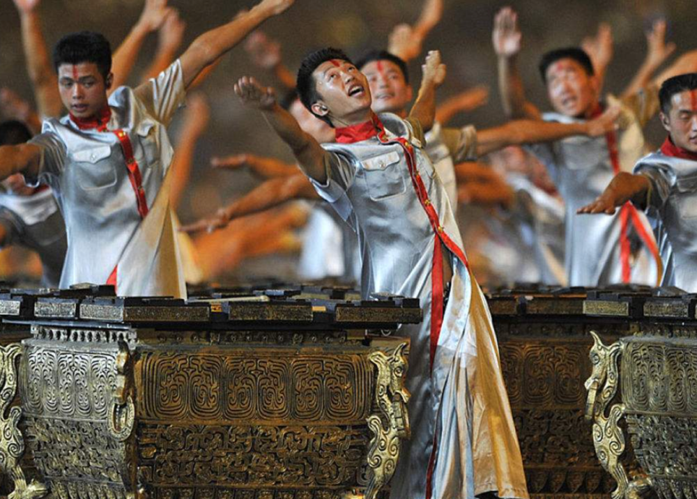 团队找来编导孙育鹏,请他设计击缶的动作.