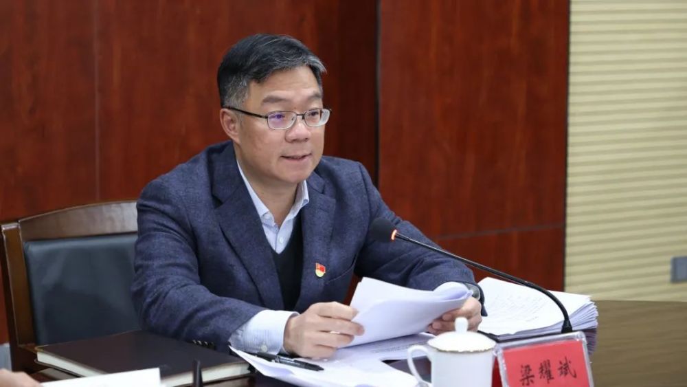 会上,梁耀斌代表金湾区委(珠海经济技术开发区党工委)领导班子作对照