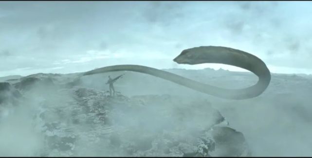 然而她惊讶地发现自己诞下的这条飞蛇竟然奉行素食主义,不是杀人的