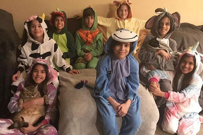 美国八胞胎妈妈为八胞胎庆祝13岁生日46名医生护士曾为她接生