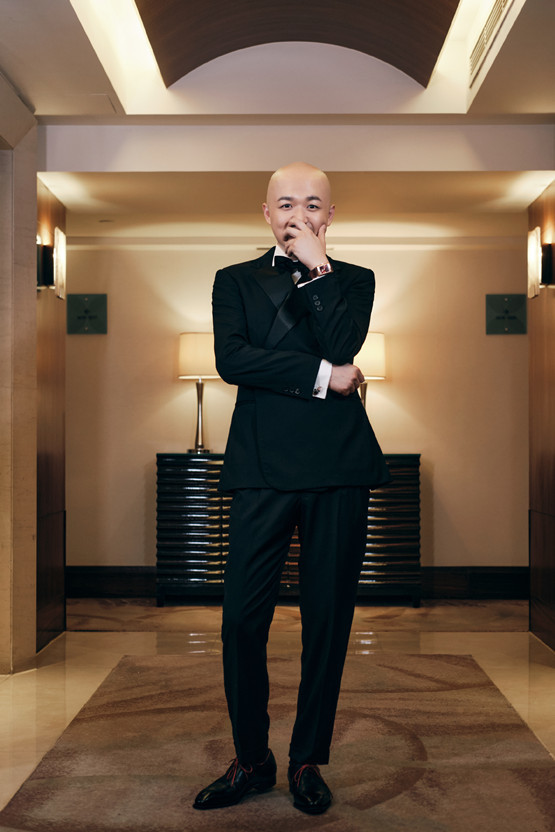 包贝尔一家三口逛超市穿情侣装戴金表玩躲猫猫老婆当甩手掌柜