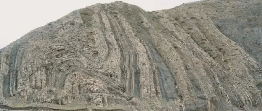 (《石油技术辞典》)■两个平行或近于平行的界面所限制的由同一岩性