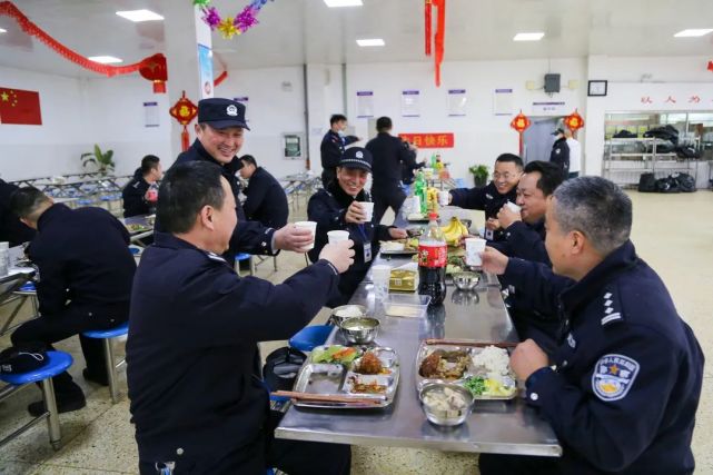 除夕夜,马鞍山监狱的执勤民警在食堂吃了一顿不一样的年夜饭.
