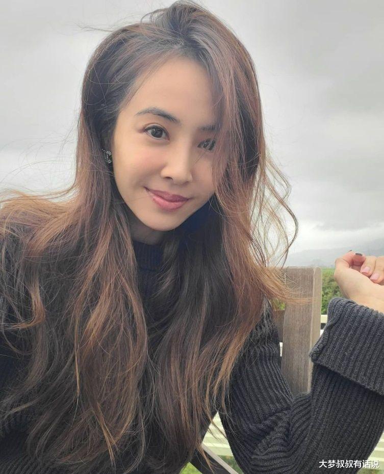 蔡依林11日晚间在instagram上更新近况,简单写下6字"踏青,看青,闻青"