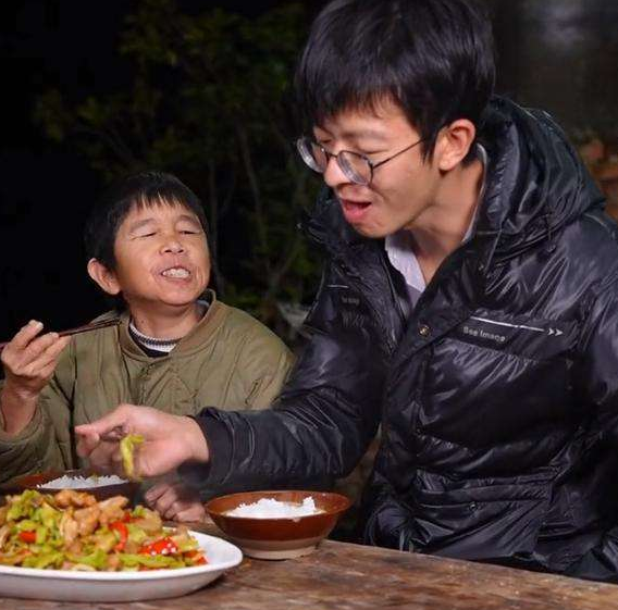 2000万粉康仔太欺负人,"老小孩"洗沙憋红脸,康仔