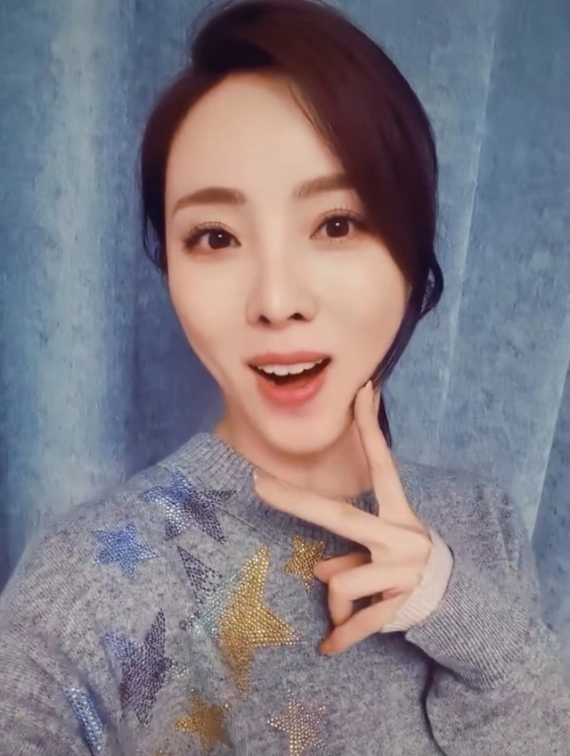 李思思深夜晒复工照托脸微笑语气略显无奈用嘴咬手举止可爱